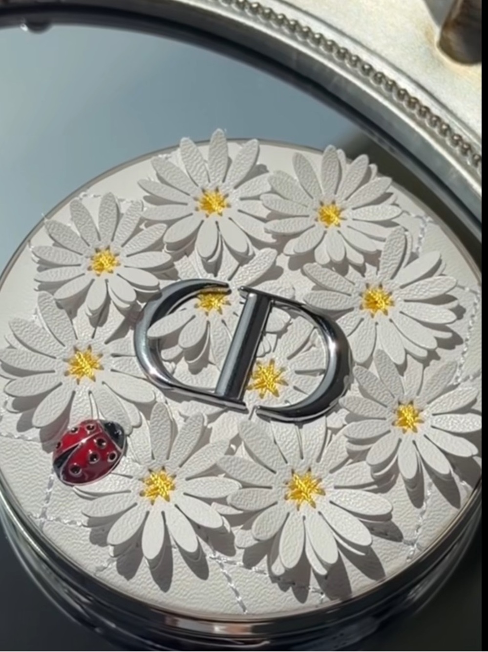 Brand new - Dior Forever Glow Luminizer Highlighter Daisy Ladybug Compact - Picture 7 of 11